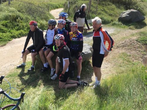 Cyclistes attendant la marée